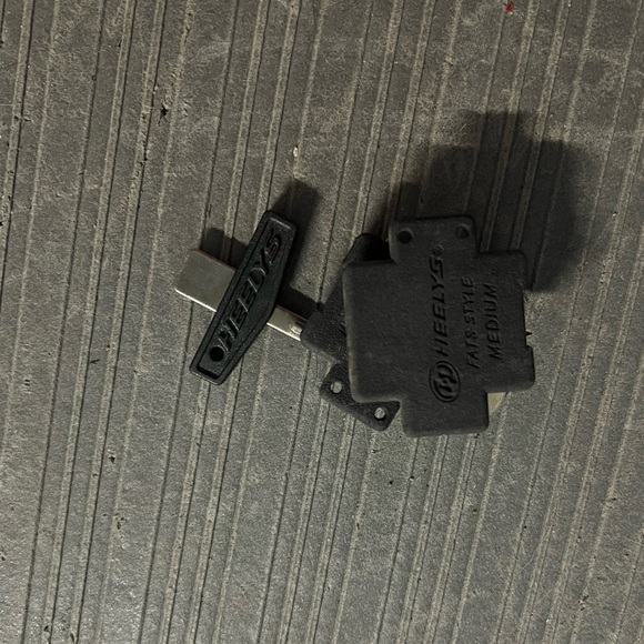 Worn only twice! Youth Black and Pink Heelys Shoes still with original box. - Picture 7 of 7